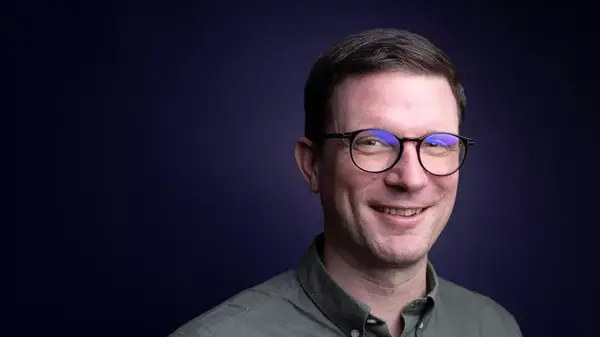Simon w f02f4a7d0b9704850f176ea3a5239836
